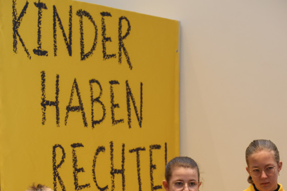 Sternsinger mit Plakat Kinder haben Rechte