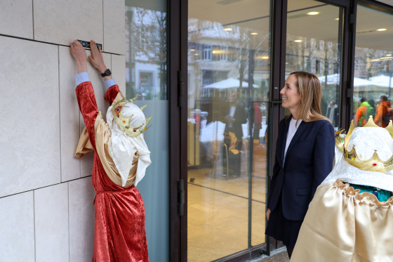 Sternsinger bringt Segensspruch an