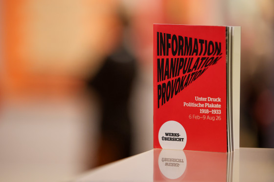 Eröffnung Plakatausstellung Broschüre auf Tisch