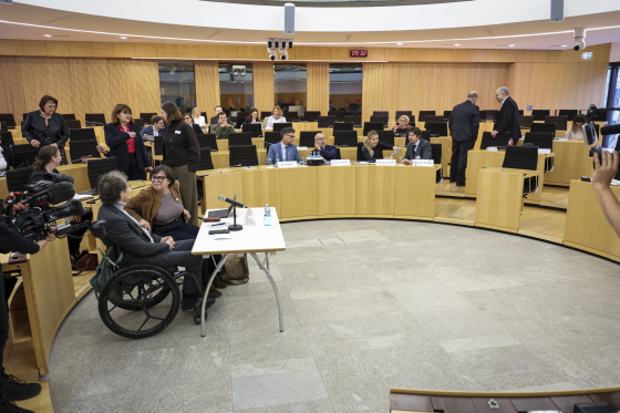 Anzuhörende Experten und Blick in den Plenarsaal