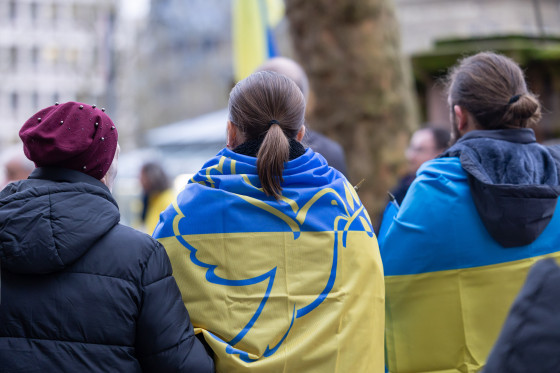 Vier Jahre Krieg gegen die Ukraine Solidaritätskundgebung Flaggen