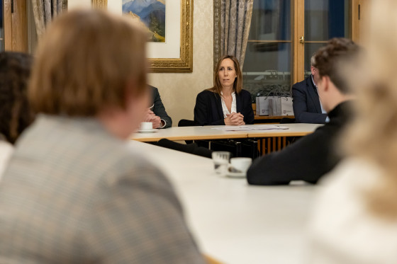 ukrainische Schülergruppe im Gespräch mit Landtagspräsidentin