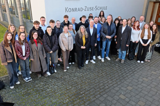 Schülerinnen und Schüler der Berufs- und Fachschule Hünfeld empfangen Abgeordnete des Hessischen Landtages