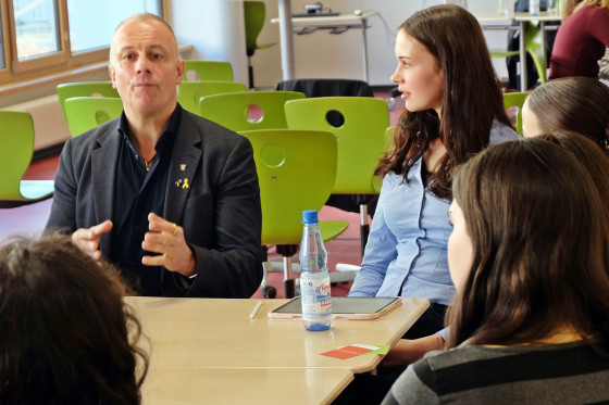 Thomas Hering (CDU) im Gespräch mit Schülerinnen und Schülern