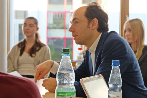 Daniel May (Bündnis 90/Die Grünen) im Gespräch mit Schülerinnen und Schülern