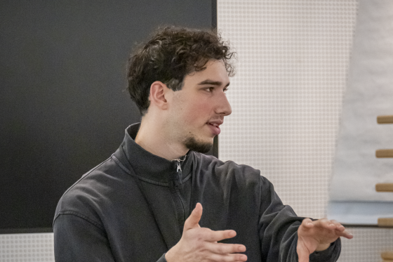 Freiwilliger von Meet a Jew spricht vor Gruppe