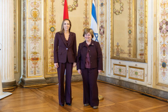 Landtagspräsidentin Wallmann zeigt der Generalkonsulin von Israel Fresher die Plakatausstellung „Unter Druck“