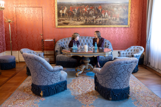 Landtagspräsidentin Wallmann zeigt der Generalkonsulin von Israel Fresher die Plakatausstellung „Unter Druck“