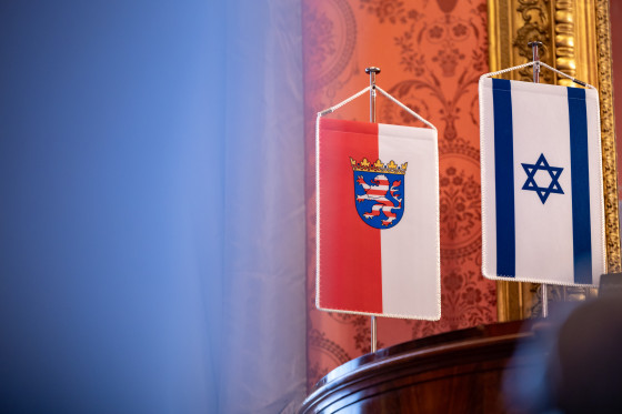 Landtagspräsidentin Wallmann zeigt der Generalkonsulin von Israel Fresher die Plakatausstellung „Unter Druck“