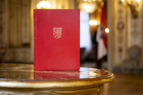 Gästebuch auf Tisch im Musiksaal