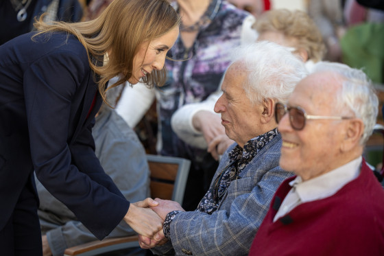 Holocaust-Überlebende werden von der Landtagspräsidentin begrüßt