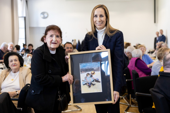 Holocaust-Überlebende Überreichung eines Bildes