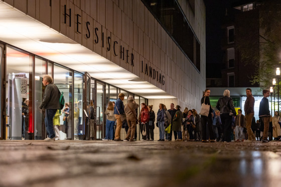Besucher betreten das Gebäude zur Plakatausstellung im Landtag