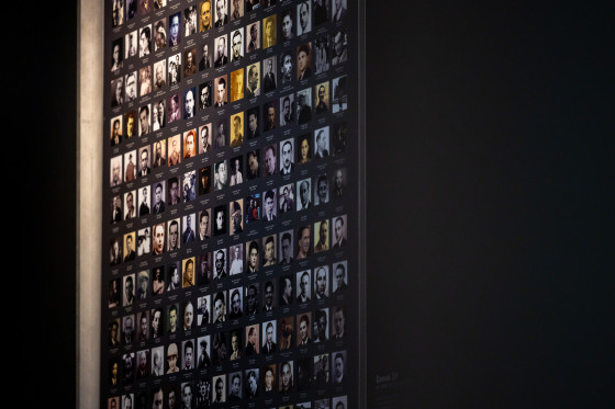 Tafel mit Fotos im Mémorial de la Shoah