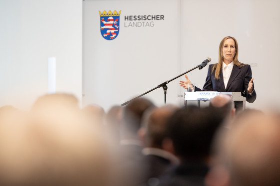 Landtagspräsidentin am Rednerpult