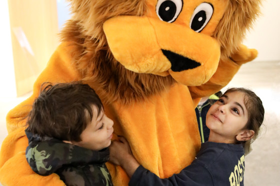 Landtagsmaskottchen Leo mit Kindern