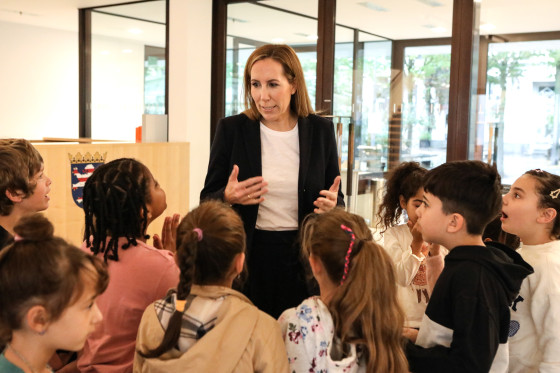 Landtagspräsidentin Astrid Wallmann mit Kindern