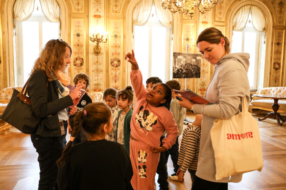 Kinder im Musiksaal