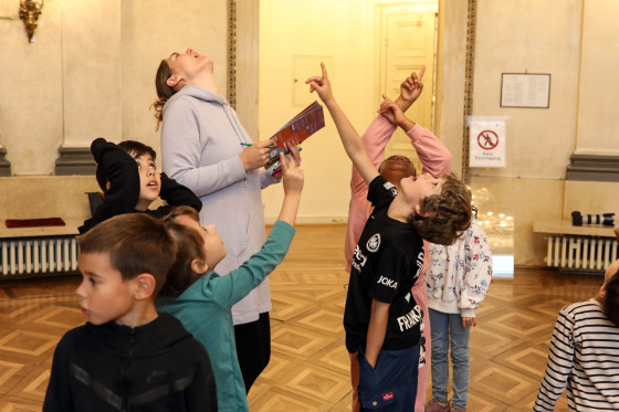 Kinder und Lehrerin im Stadtschloss