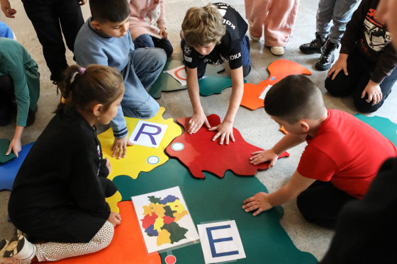 Kinder fügen ein Bundesländer-Puzzle zusammen