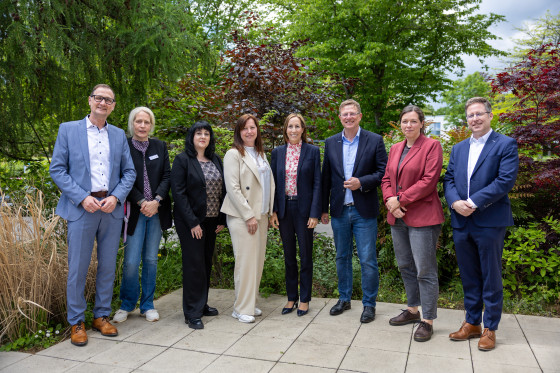 Astrid Wallmann gemeinsam mit Vertretern der Diakonie Hessen und des Ludwig-Eibach-Hauses der EVIM gGmbH
