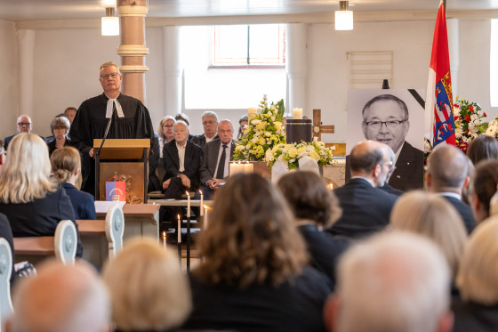 Trauergottesdienst für Norbert Kartmann Pfarrer am Rednerpult