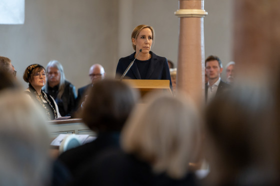 Trauergottesdienst für Norbert Kartmann Landtagspräsidentin am Rednerpult