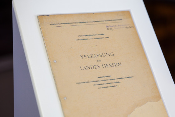 Exemplar der 80 Jahre alten Urversion der Hessischen Verfassung