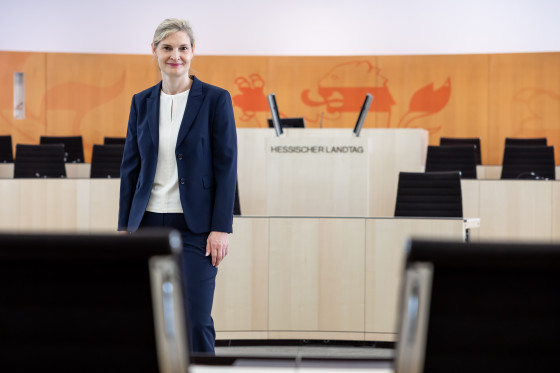 Annell Zubrod Direktorin beim Hessischen Landtag im Plenarsaal