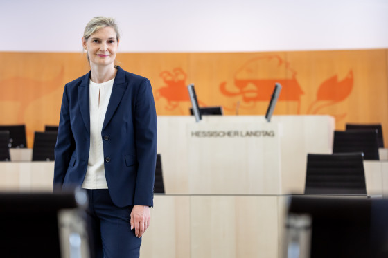 Annell Zubrod Direktorin beim Hessischen Landtag im Plenarsaal