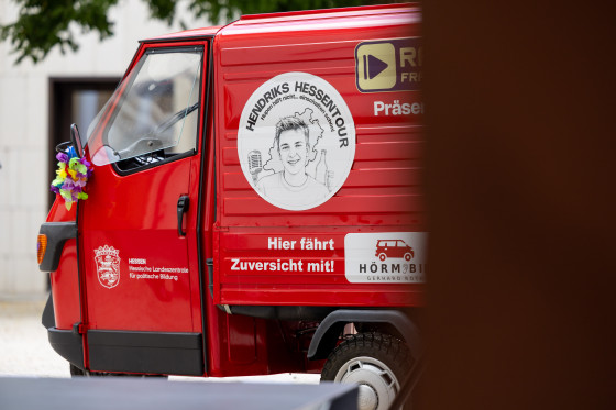 Hessenreisender Hendrick Heim besucht den Landtag