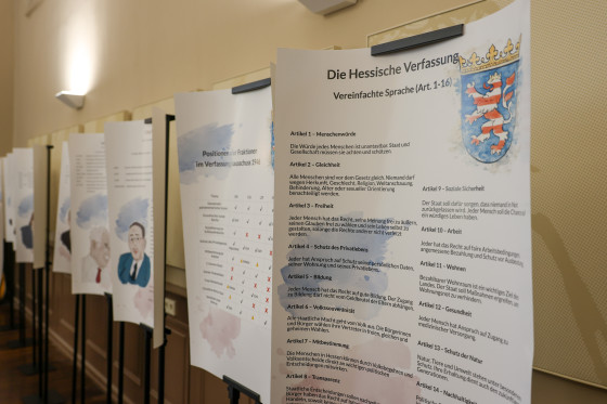 Tafeln mit Verfassungstexten