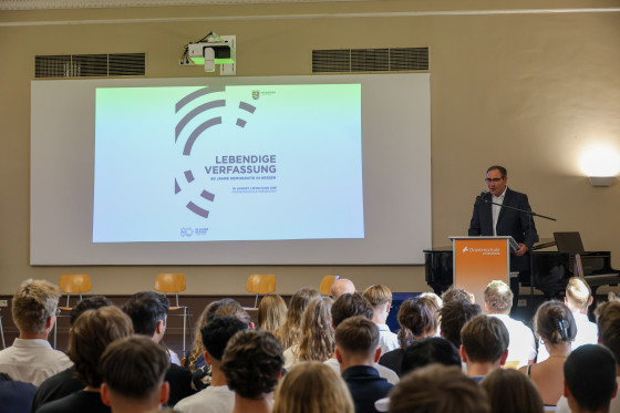 Person am Rednerpult zur Jubiläumsveranstaltung