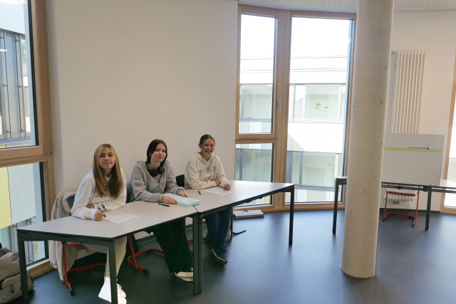 Drei Schülerinnen von der Luise-Büchner-Schule Groß-Gerau an einem Tisch als Wahlhelfer der Juniorwahl