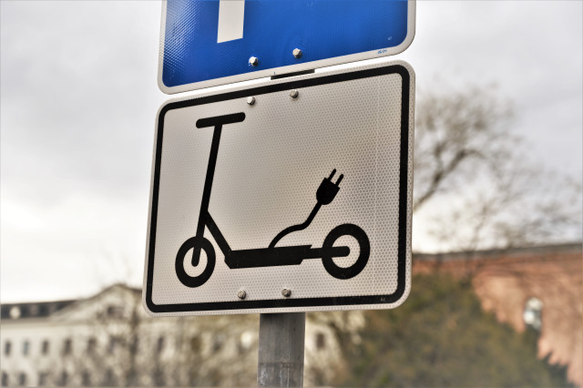 Parkzone für E-Scooter vor dem Landtag