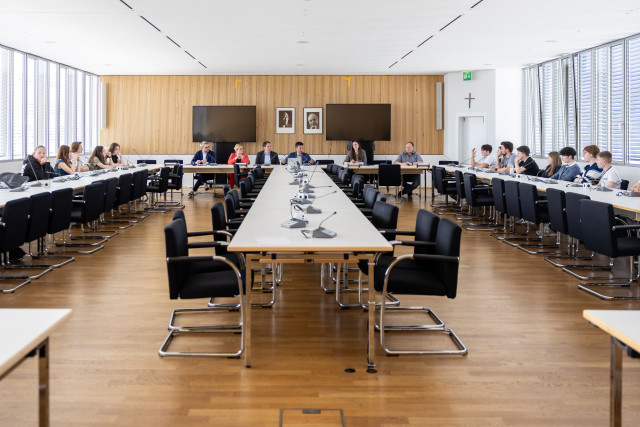 Petitionsplanspiel: Tagungsraum mit Schülerinnen und Schülern