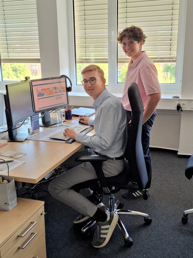 Die neuen FSJ-ler Marius und Charlotte in ihrem Büro