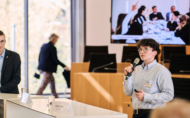 FSJlerin Charlotte stellt bei Jugend debattiert die Bildungsformate des Landtages vor